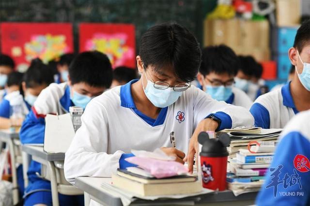 Trung Quốc: Giảm gánh nặng học tập, hơn 80% cơ sở dạy thêm đóng cửa - Ảnh 1.