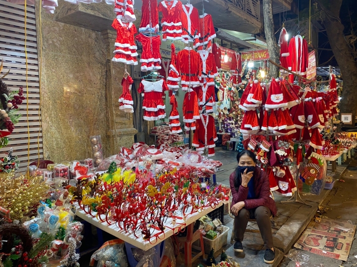 Hà Nội: Thiên đường mua sắm phố Hàng Mã vắng vẻ trước thềm Giáng Sinh - Ảnh 5.