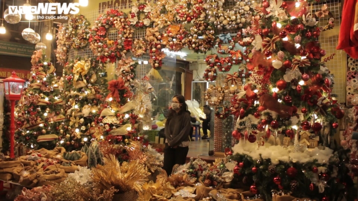 Hà Nội: Thiên đường mua sắm phố Hàng Mã vắng vẻ trước thềm Giáng Sinh - Ảnh 6.