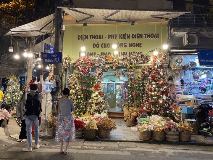 Hà Nội: Thiên đường mua sắm phố Hàng Mã vắng vẻ trước thềm Giáng Sinh - Ảnh 3.