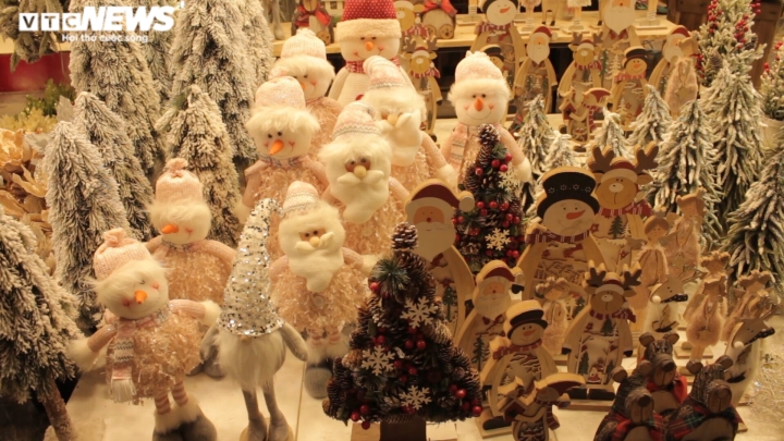 Hà Nội: Thiên đường mua sắm phố Hàng Mã vắng vẻ trước thềm Giáng Sinh - Ảnh 8.