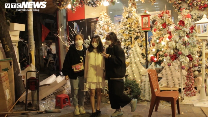 Hà Nội: Thiên đường mua sắm phố Hàng Mã vắng vẻ trước thềm Giáng Sinh - Ảnh 16.