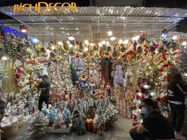 Hà Nội: Thiên đường mua sắm phố Hàng Mã vắng vẻ trước thềm Giáng Sinh - Ảnh 4.