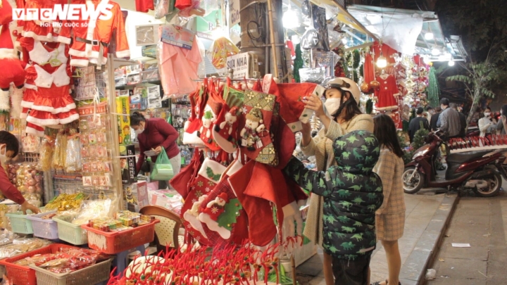 Hà Nội: Thiên đường mua sắm phố Hàng Mã vắng vẻ trước thềm Giáng Sinh - Ảnh 15.