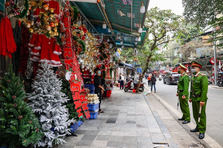 Hà Nội: Thiên đường mua sắm phố Hàng Mã vắng vẻ trước thềm Giáng Sinh - Ảnh 2.