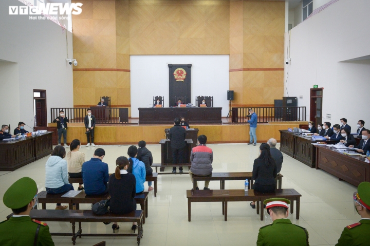 Ảnh: Dàn cựu lãnh đạo Đại học Đông Đô bị dẫn giải đến phiên xét xử - Ảnh 4.