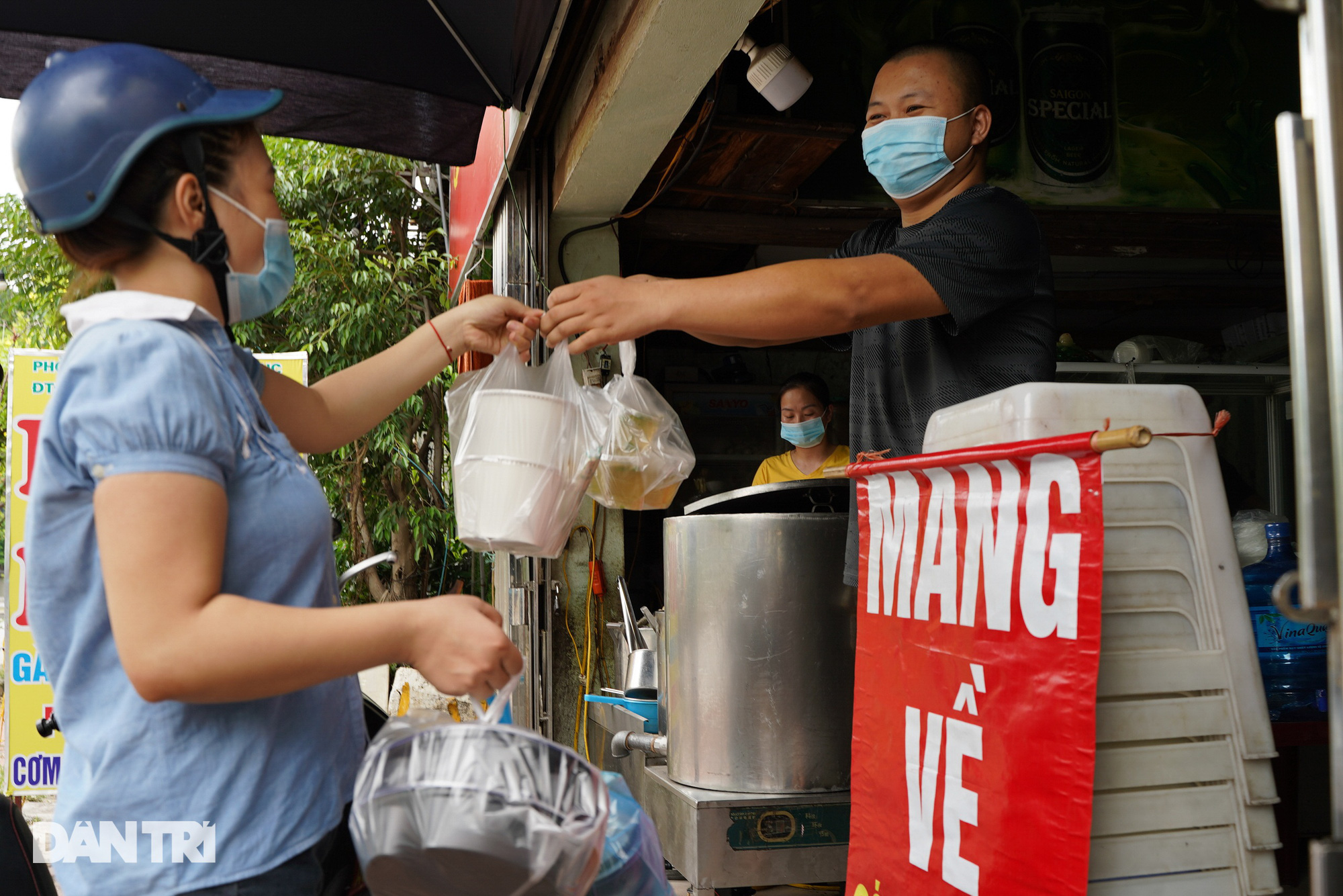 Ba quận trung tâm Hà Nội cấm bán hàng ăn uống tại chỗ - Ảnh 2.
