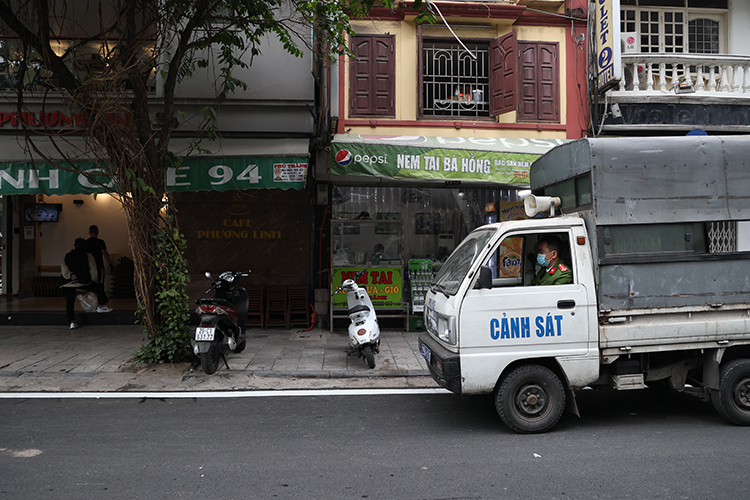 Dịch COVID-19 diễn biến phức tạp, 8 quận Hà Nội dừng bán hàng ăn uống tại chỗ - Ảnh 5.