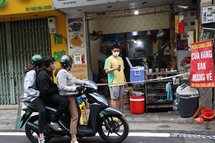 Dịch COVID-19 diễn biến phức tạp, 8 quận Hà Nội dừng bán hàng ăn uống tại chỗ - Ảnh 6.