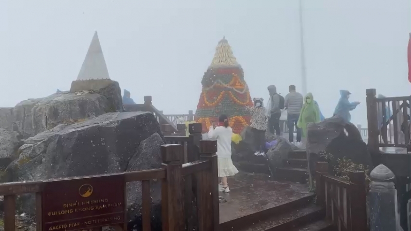 Hậu Giáng sinh, tuyết bất ngờ rơi trên đỉnh Fansipan - Ảnh 1.