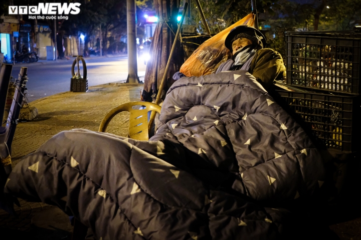 Người vô gia cư co ro đốt lửa, trùm chăn ngủ vỉa hè trong cái rét thấu xương - Ảnh 5.