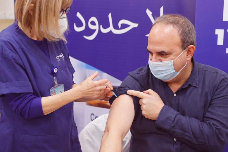 Quốc gia đầu tiên tiêm mũi vaccine Covid-19 thứ 4 cho người dân - Ảnh 1.