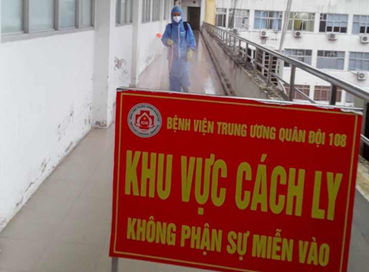 Bao nhiêu người đi cùng chuyến bay với ca nhiễm Omicron đầu tiên ở Việt Nam? - Ảnh 1.