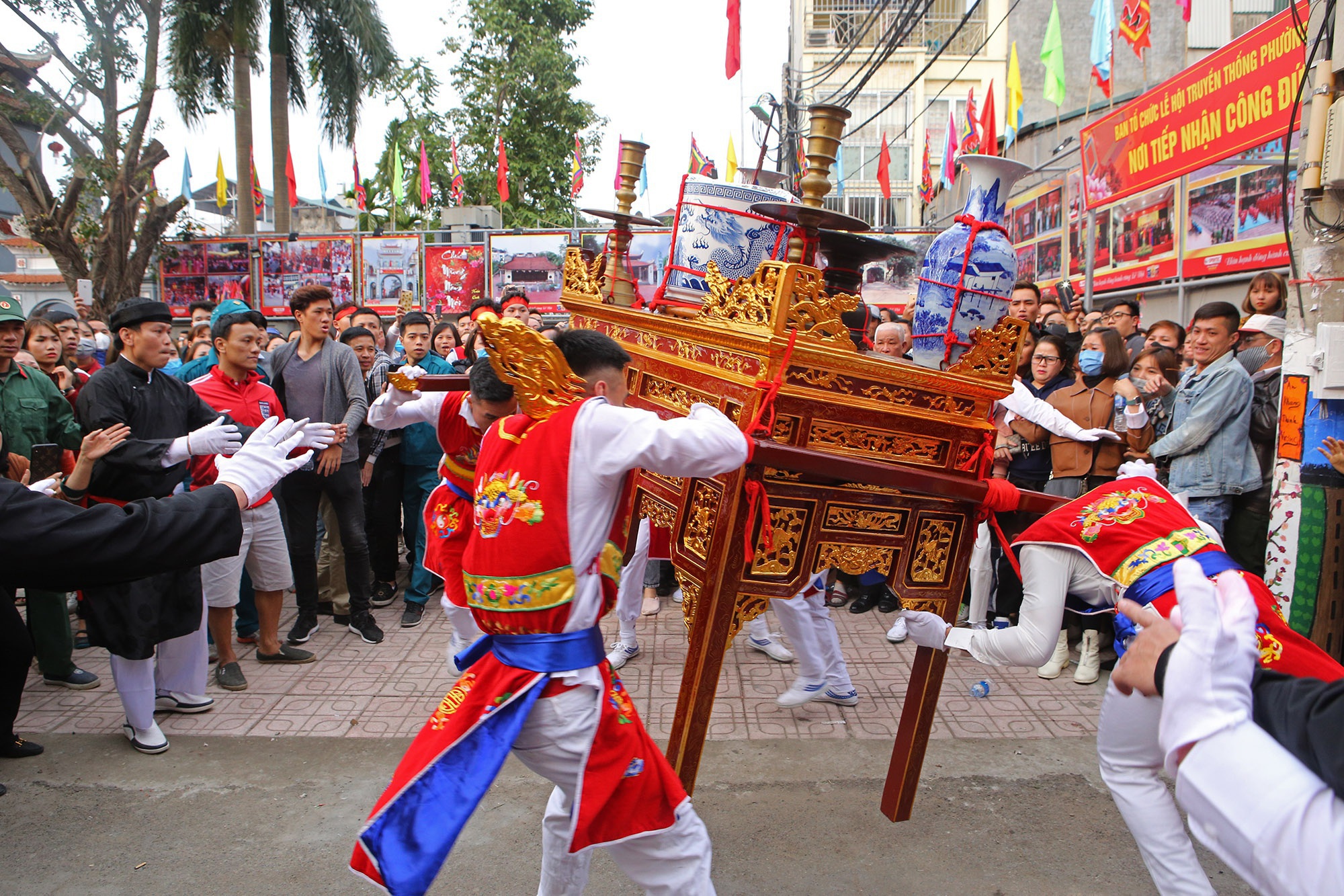 Hà Nội cho phép tổ chức lễ hội dịp Tết Nguyên đán dù F0 liên tục 'lập đỉnh' - Ảnh 1.