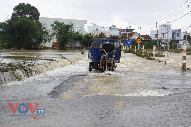 Bình Định thiệt hại nặng nề do mưa lũ - Ảnh 10.
