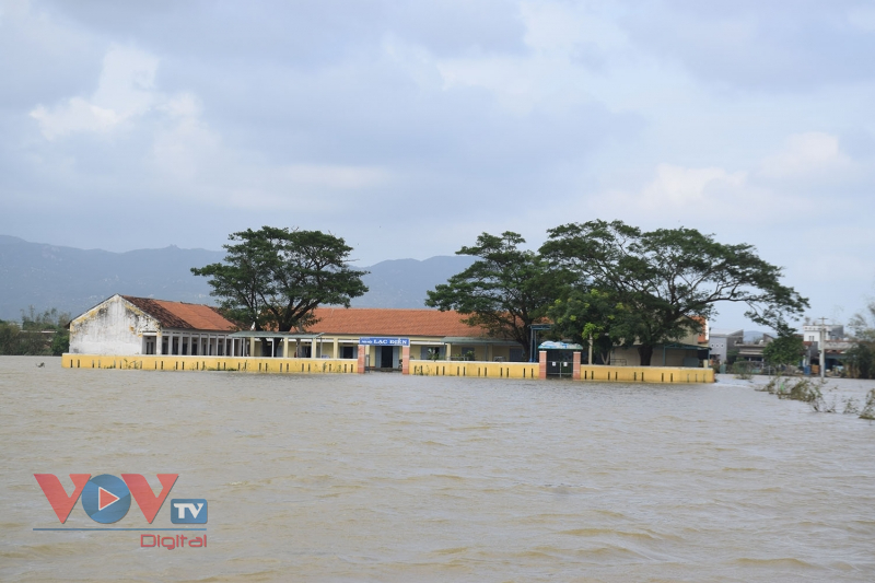 Bình Định thiệt hại nặng nề do mưa lũ - Ảnh 11.