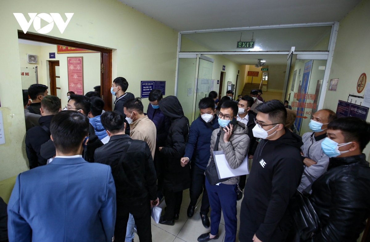'Biển người' đổ về gây tình trạng lộn xộn tại các điểm đăng ký xe ở Hà Nội - Ảnh 5.