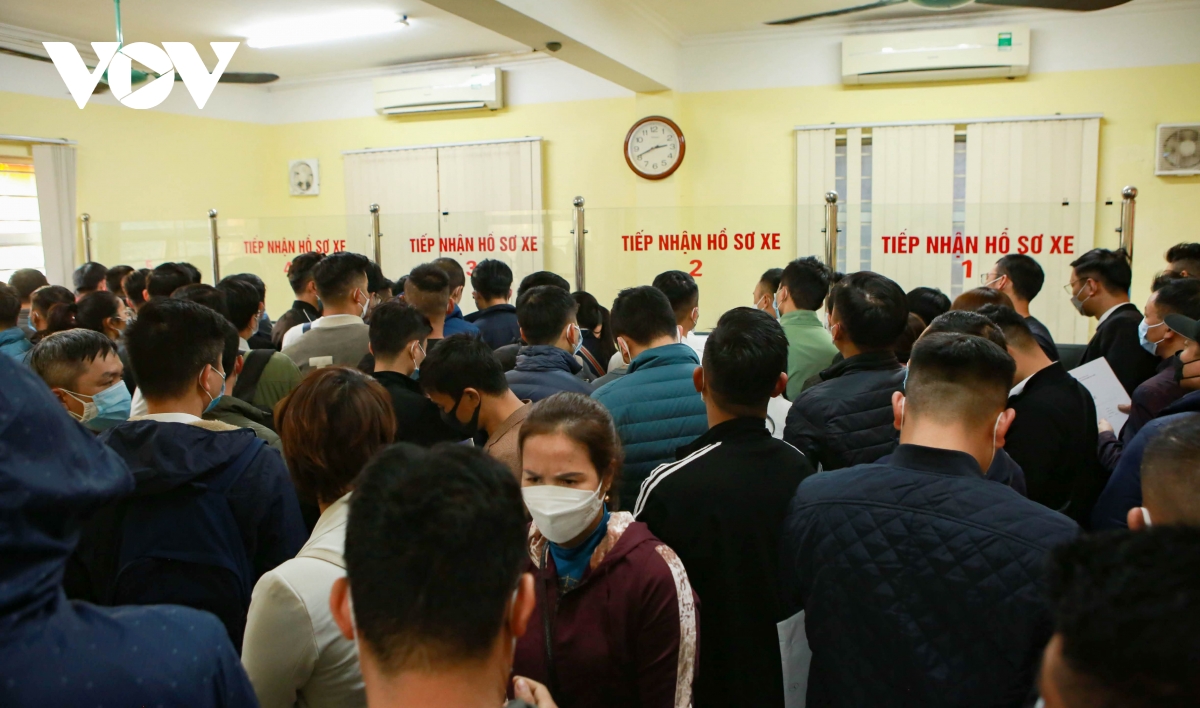 'Biển người' đổ về gây tình trạng lộn xộn tại các điểm đăng ký xe ở Hà Nội - Ảnh 4.