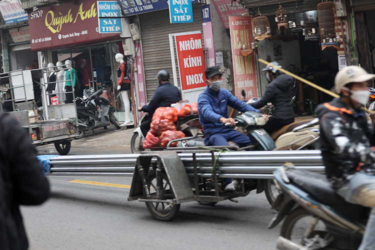 Xe máy 'đồng nát' tung hoành trên đường phố Hà Nội - Ảnh 2.