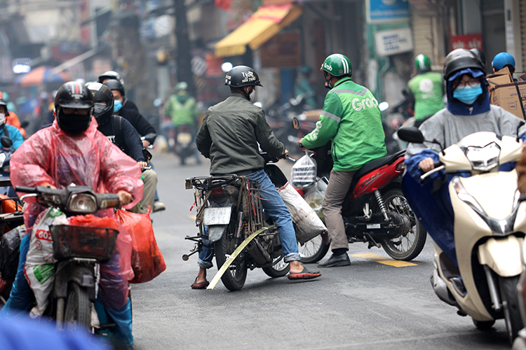 Xe máy 'đồng nát' tung hoành trên đường phố Hà Nội - Ảnh 5.