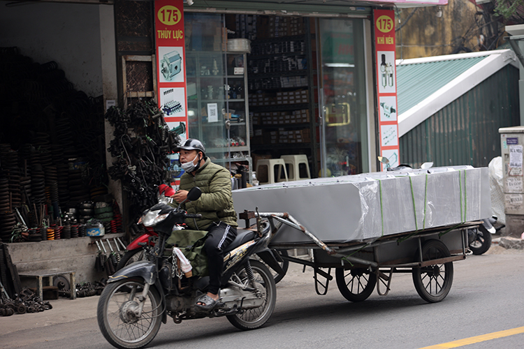 Xe máy 'đồng nát' tung hoành trên đường phố Hà Nội - Ảnh 6.