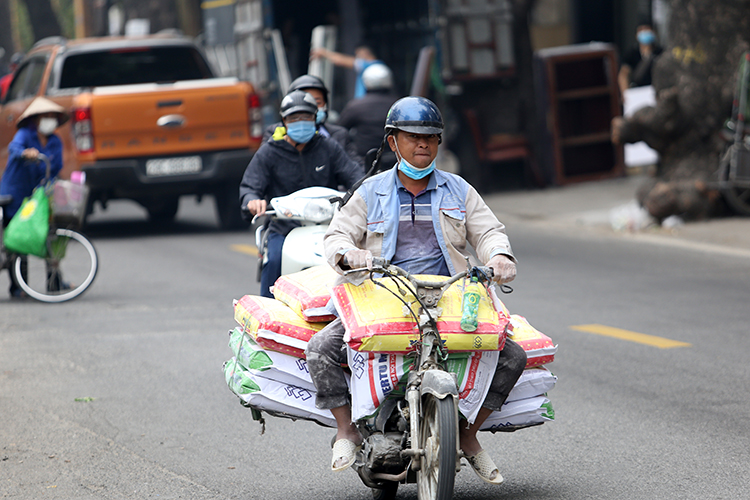 Xe máy 'đồng nát' tung hoành trên đường phố Hà Nội - Ảnh 7.