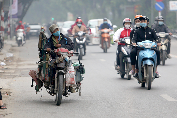 Xe máy 'đồng nát' tung hoành trên đường phố Hà Nội - Ảnh 3.