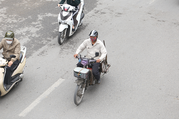 Xe máy 'đồng nát' tung hoành trên đường phố Hà Nội - Ảnh 8.