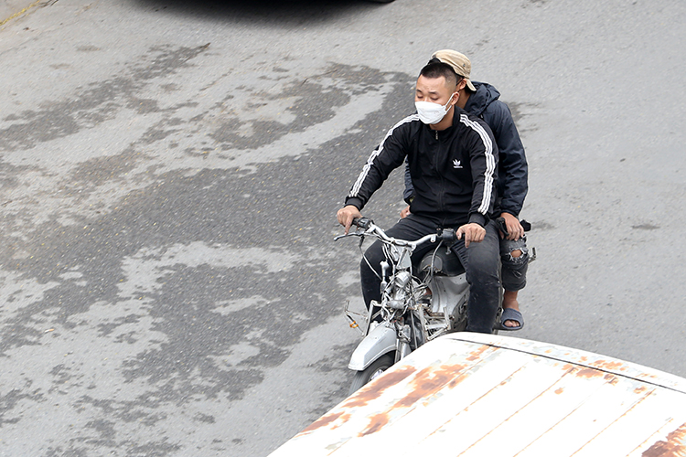 Xe máy 'đồng nát' tung hoành trên đường phố Hà Nội - Ảnh 9.