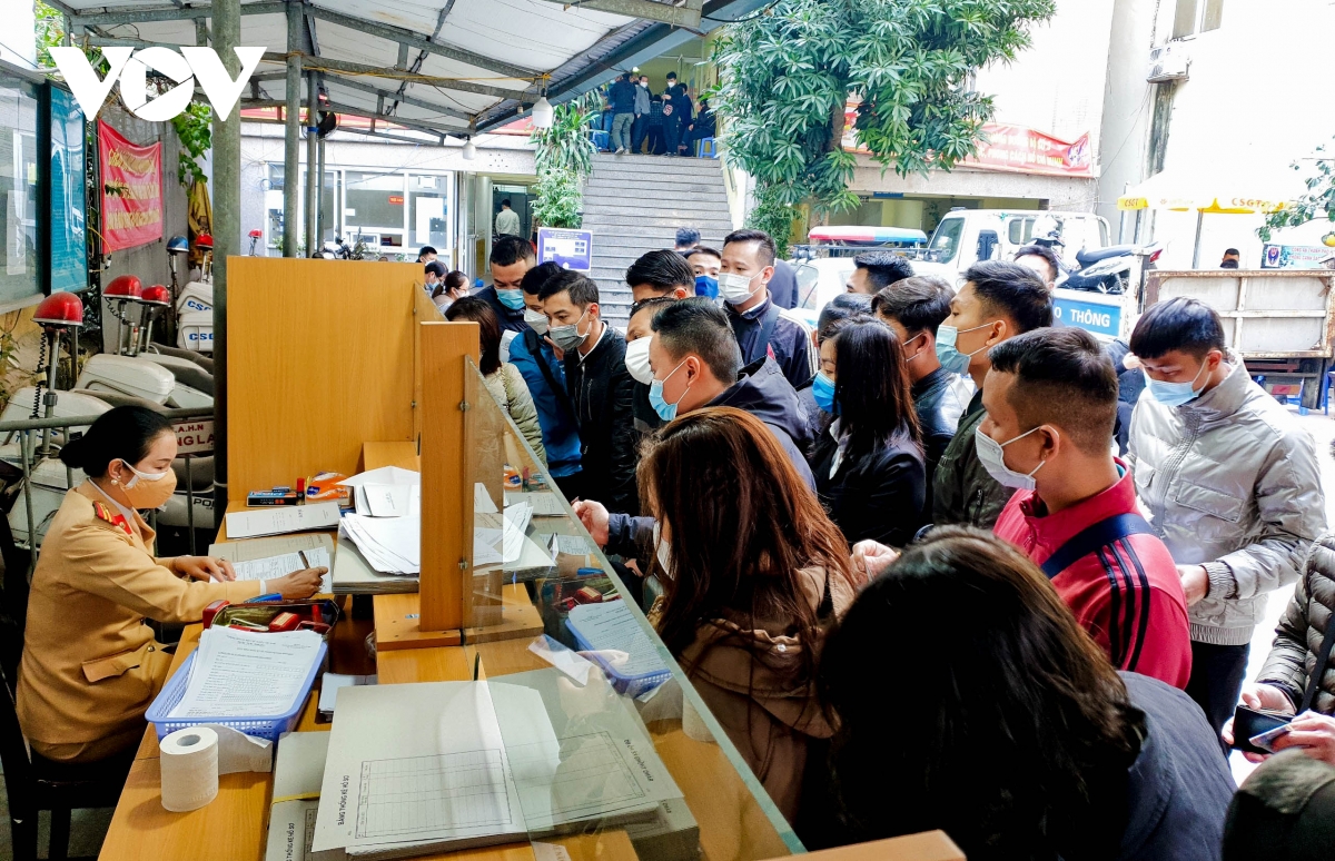 'Biển người' đổ về gây tình trạng lộn xộn tại các điểm đăng ký xe ở Hà Nội - Ảnh 3.