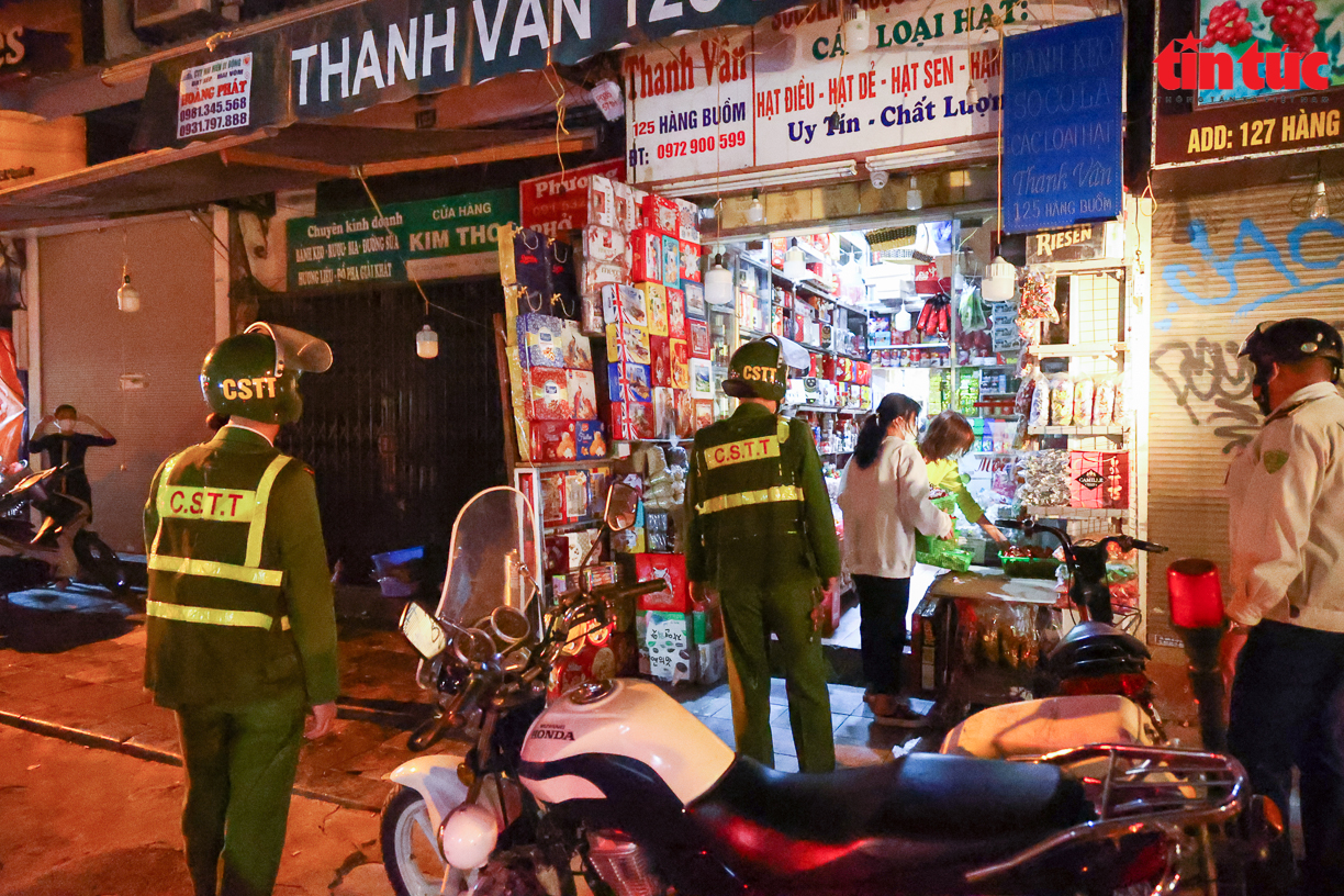 Hà Nội cho phép quận Hoàn Kiếm sử dụng vỉa hè để kinh doanh tạm thời - Ảnh 1.