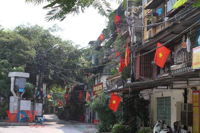 Thêm 3 quận huyện 'vùng cam', Hà Nội tăng cường phòng, chống dịch đầu năm mới - Ảnh 1.