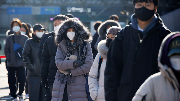 Hàn Quốc áp đặt trở lại quy định siết chặt phòng chống dịch COVID-19 - Ảnh 1.