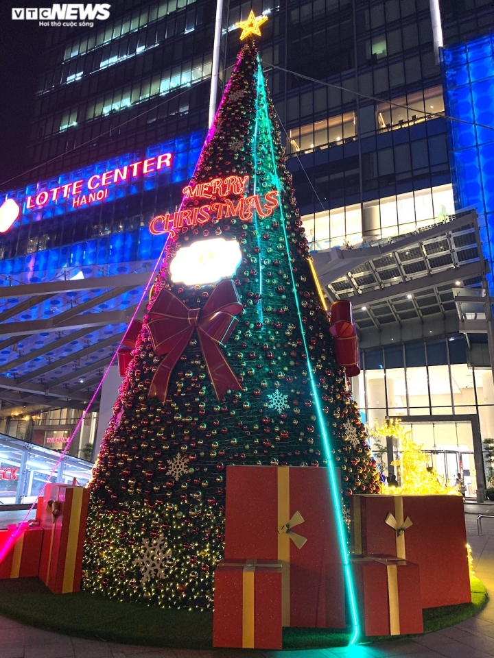 Trung tâm thương mại Hà Nội trang hoàng rực rỡ đón Giáng Sinh - Ảnh 3.