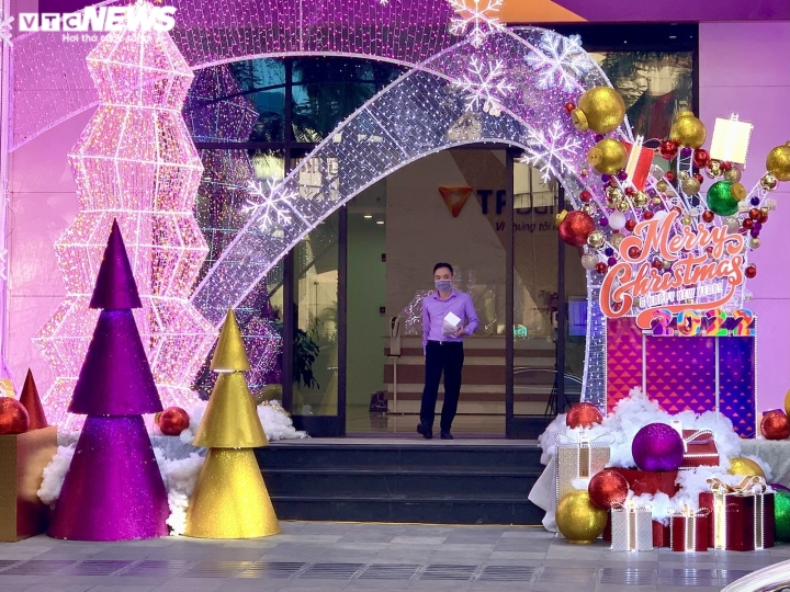 Trung tâm thương mại Hà Nội trang hoàng rực rỡ đón Giáng Sinh - Ảnh 1.