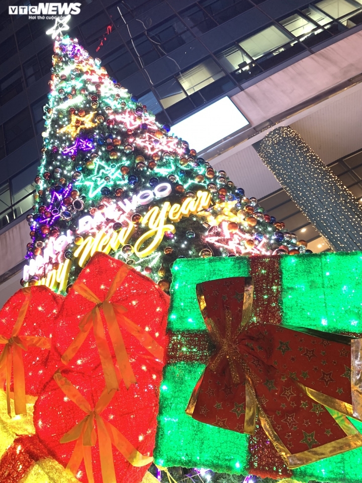 Trung tâm thương mại Hà Nội trang hoàng rực rỡ đón Giáng Sinh - Ảnh 8.