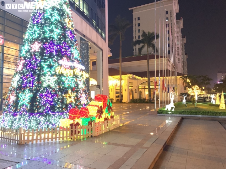 Trung tâm thương mại Hà Nội trang hoàng rực rỡ đón Giáng Sinh - Ảnh 7.