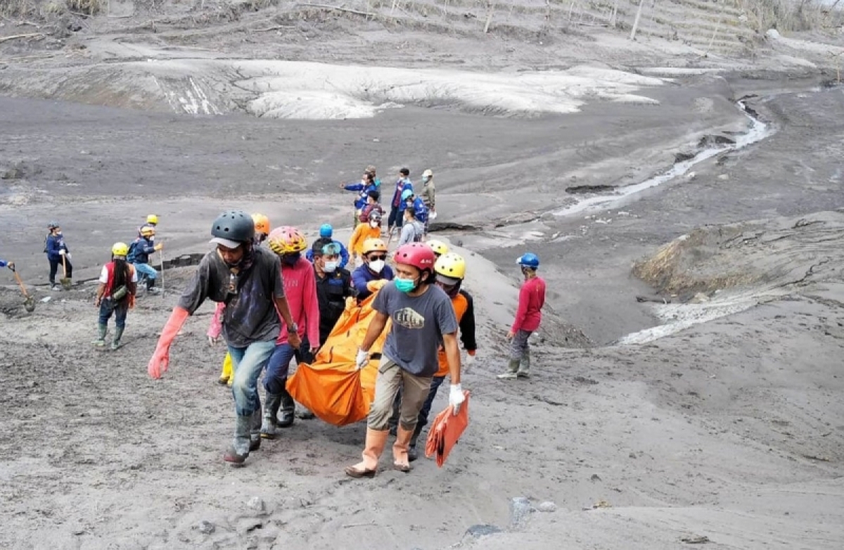 Nạn nhân thiệt mạng do núi lửa Semeru phun trào tăng lên 34 người - Ảnh 1.