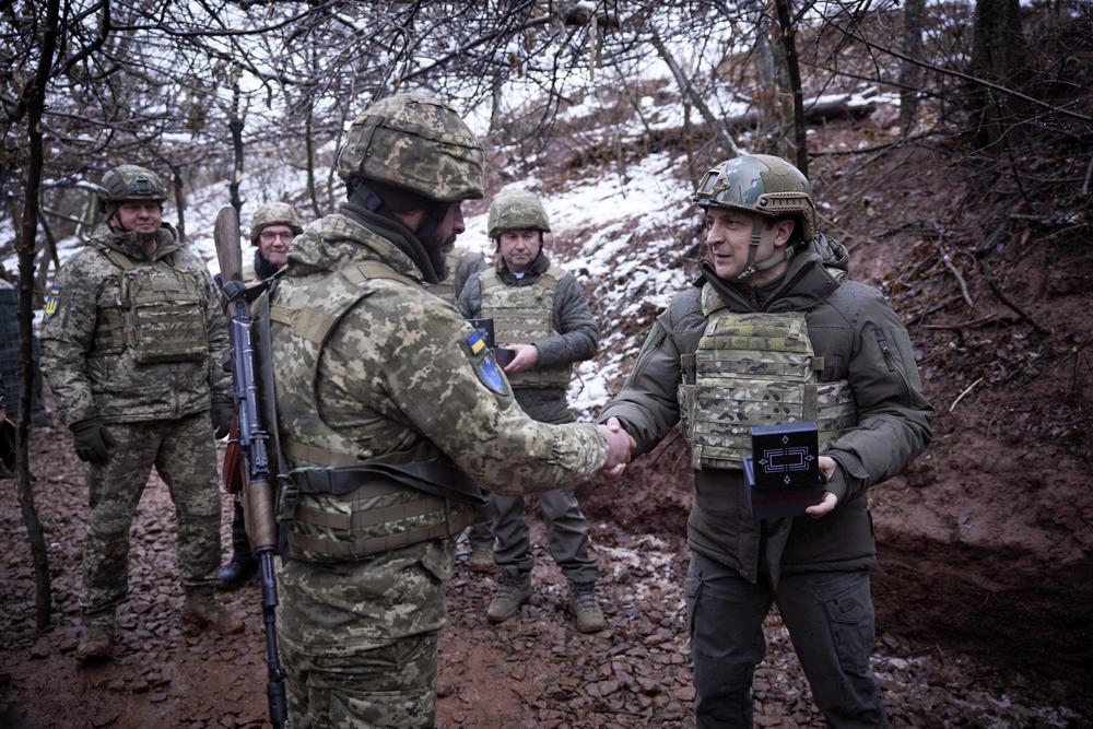 Mỹ điều nhiều vũ khí, đẩy mạnh huấn luyện cho quân đội Ukraine - Ảnh 1.