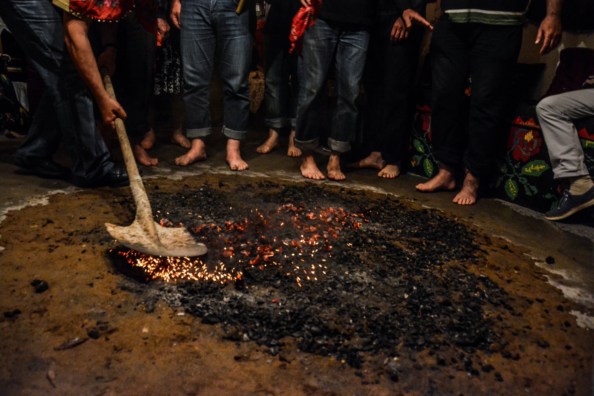 Nghi lễ đi chân trần trên than cháy ở Hy Lạp - Ảnh 8.