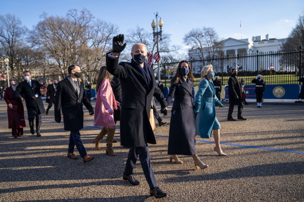 Sự đối lập tại Nhà Trắng giữa thời ông Biden và ông Trump - Ảnh 2.