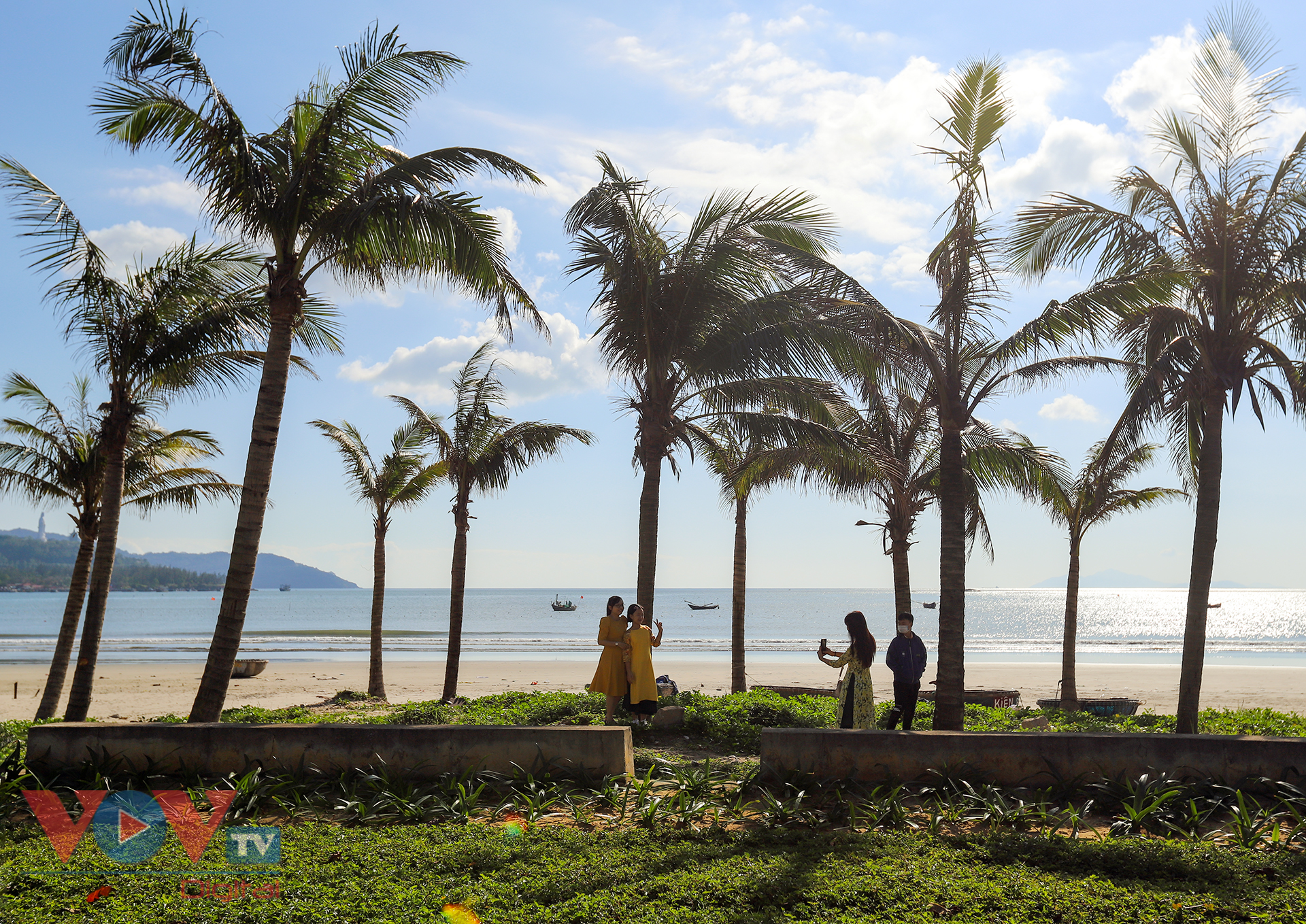 Các bạn trẻ tạo dáng chụp ảnh lưu niệm bên bờ biển Mân Thái rực rỡ nắng vàng