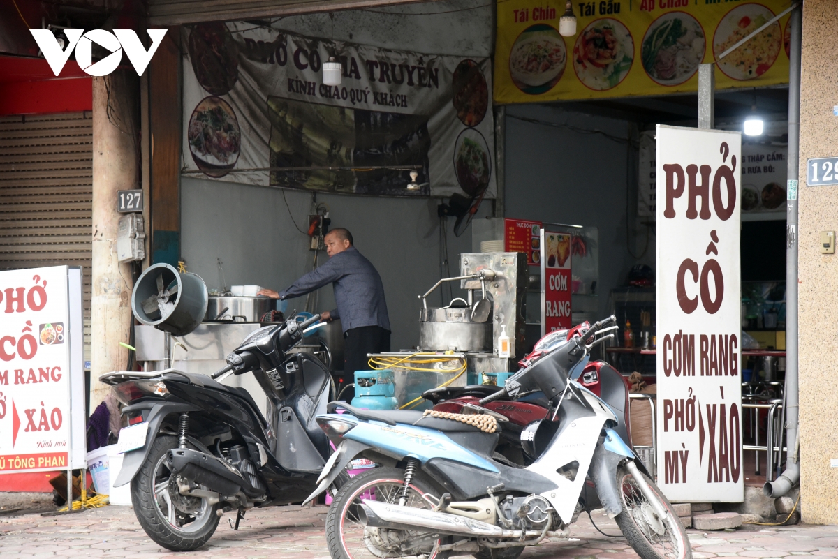 Một số quán ăn, quán cafe tại Hà Nội vẫn mở cửa bất chấp lệnh cấm - Ảnh 12.