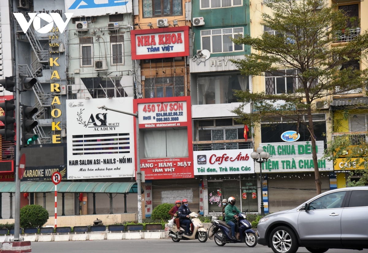 Một số quán ăn, quán cafe tại Hà Nội vẫn mở cửa bất chấp lệnh cấm - Ảnh 1.