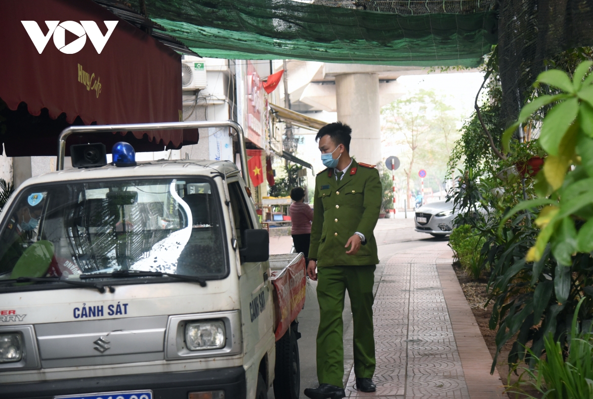 Một số quán ăn, quán cafe tại Hà Nội vẫn mở cửa bất chấp lệnh cấm - Ảnh 9.