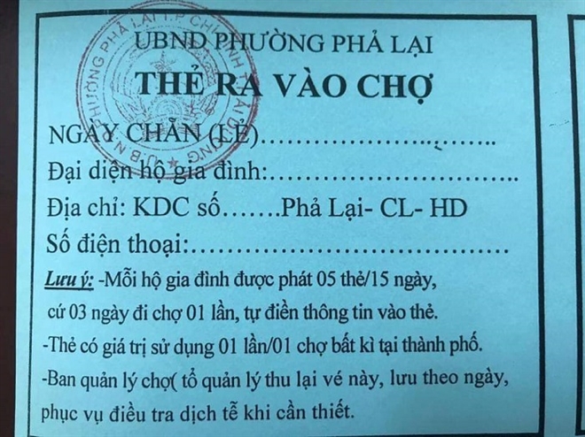 Người dân tâm dịch COVID-19 ở Chí Linh được phát thẻ ra vào chợ luân phiên - Ảnh 1.