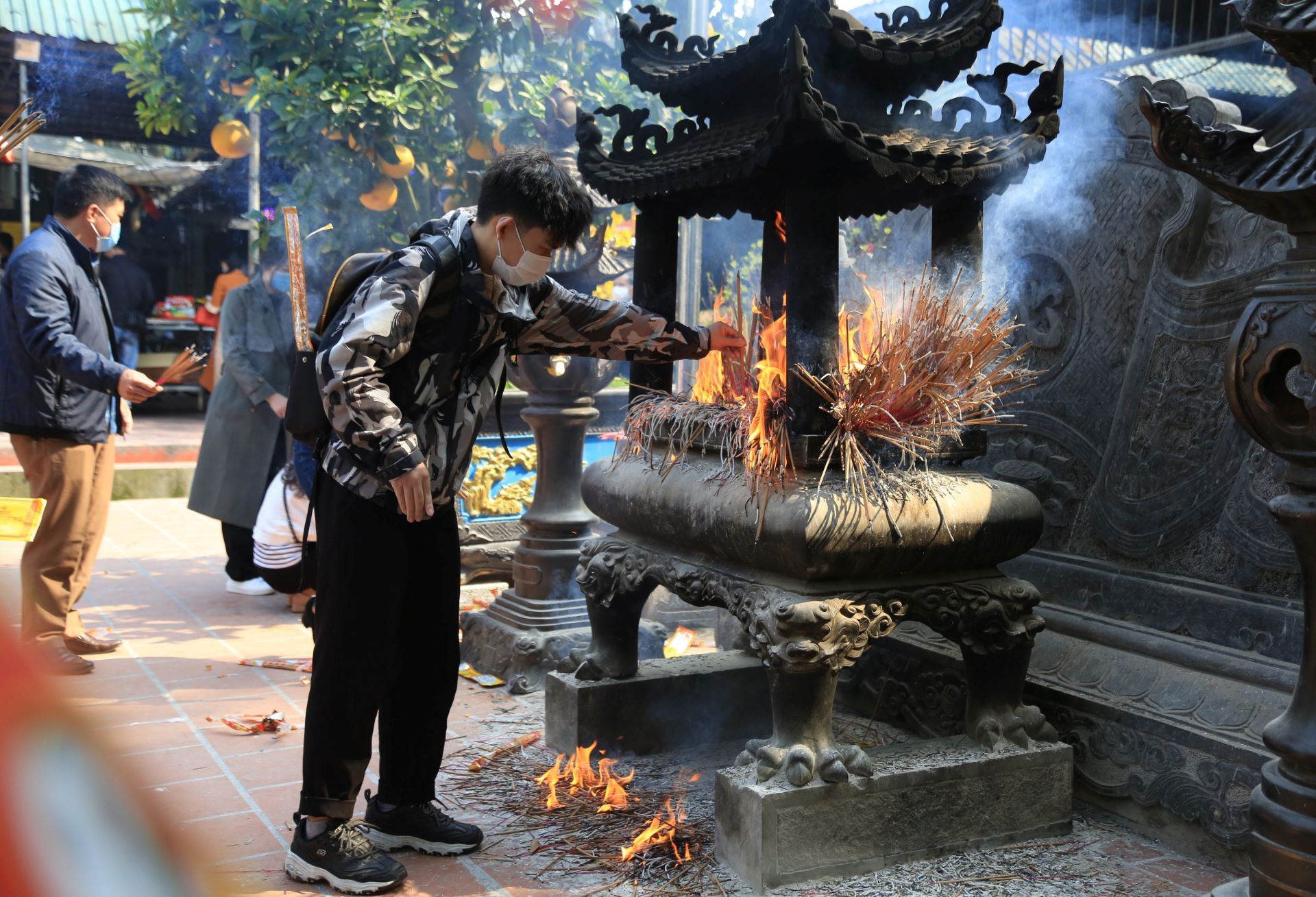 Tái diễn cảnh xức dầu tượng hổ ở chùa Hương Tích - Ảnh 9.
