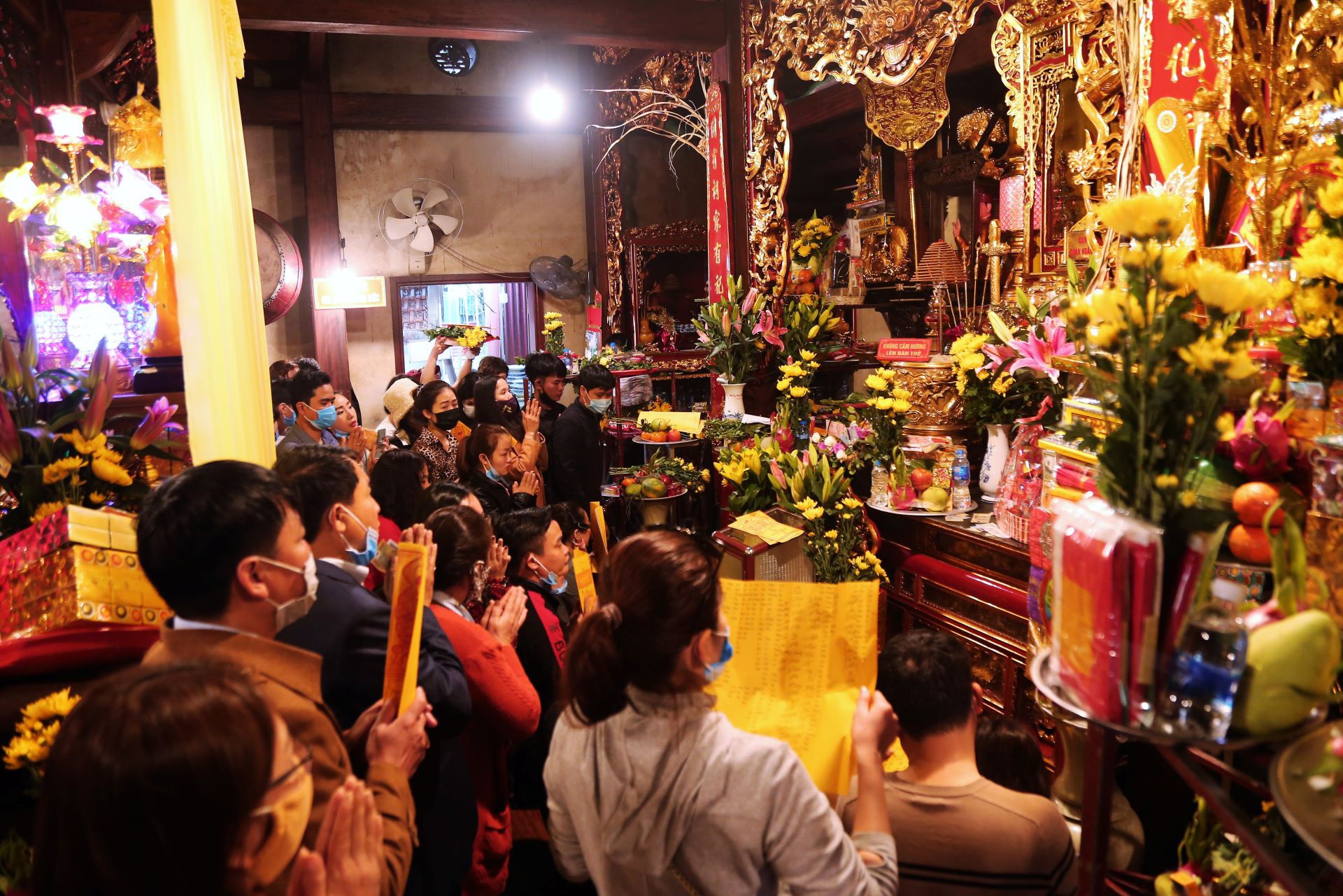 Tái diễn cảnh xức dầu tượng hổ ở chùa Hương Tích - Ảnh 2.