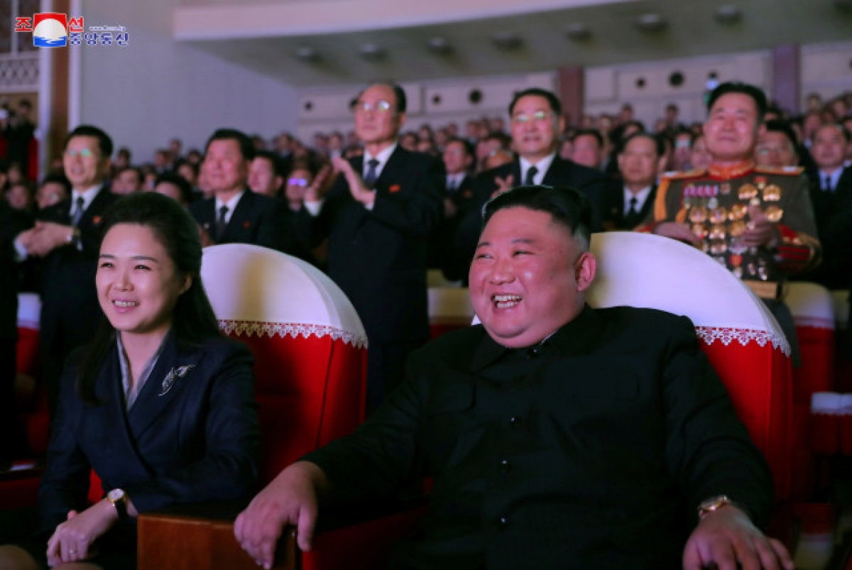 Phu nhân ông Kim Jong-un lần đầu xuất hiện trước công chúng sau hơn 1 năm - Ảnh 1.