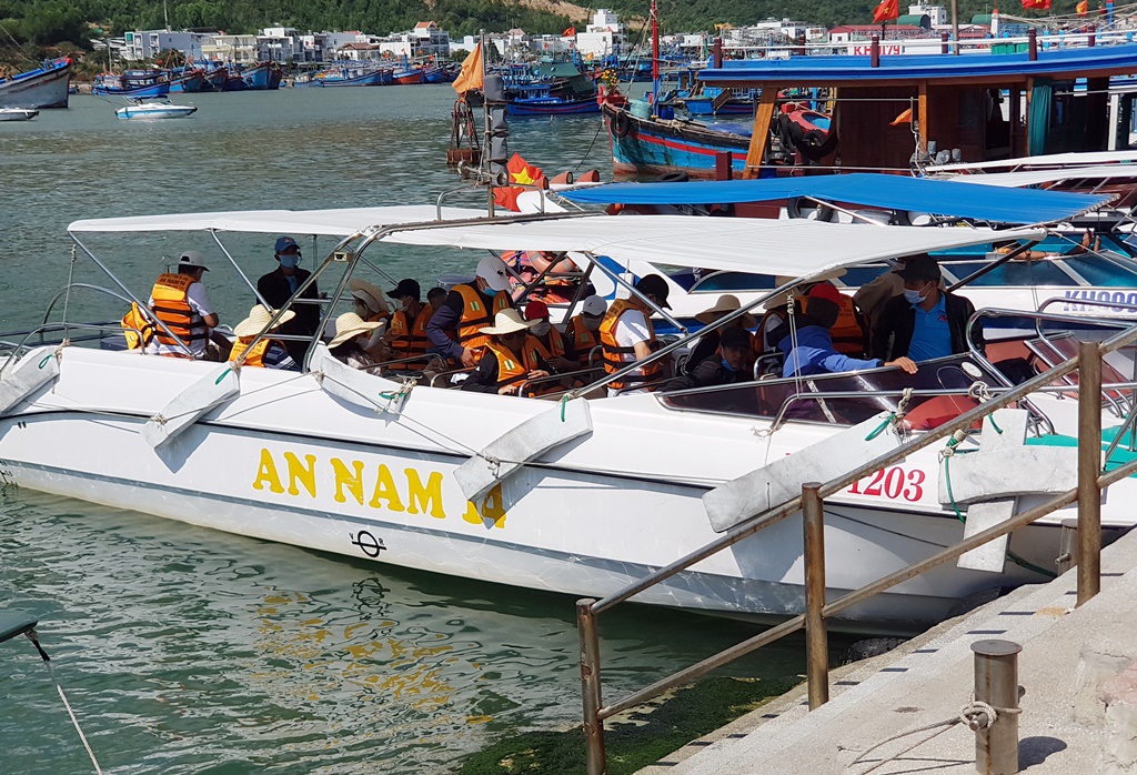 Nha Trang: Du khách đi tour biển đảo thưa vắng dịp Tết - Ảnh 2.